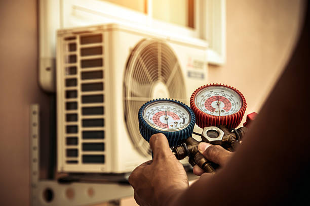 Professional Hvac technician working in Sealy, TX